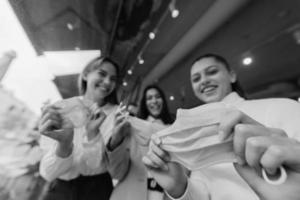 femmes caucasiennes enlevant un masque médical dans un café photo