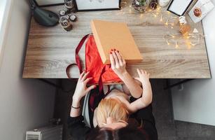 maman et petit fils emballent un cadeau photo