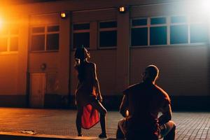 un jeune couple sexy amoureux pose dans la rue nocturne de la ville. photo