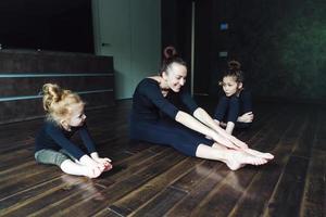 maman et ses deux filles passent du temps ensemble photo