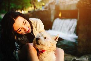 fille jouant avec un chien photo