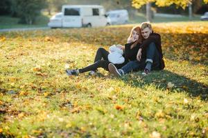 jeune famille et fils nouveau-né dans le parc d'automne photo