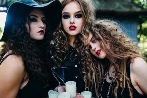 trois femmes vintage comme sorcières photo