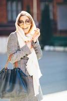 fille dans un manteau dans la rue photo