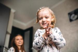 petite fille joue avec des balles en mousse photo