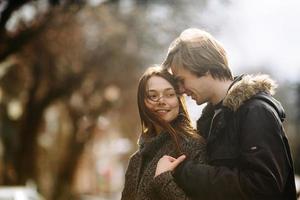 jeune couple posant pour la caméra photo