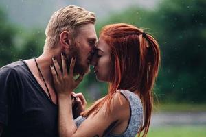 beau couple qui s'embrasse sous la pluie photo