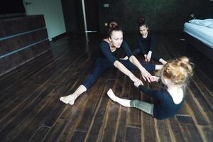 maman et ses deux filles passent du temps ensemble photo