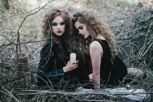 deux sorcières vintage se sont réunies la veille d'halloween photo