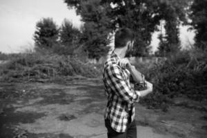 l'homme aux bottes authentiques et aux jeans selvedge sur fond de branches photo