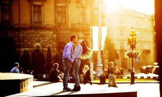 un couple s'amuse en ville photo