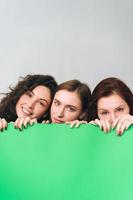 trois belles jeunes filles posant pour la caméra photo