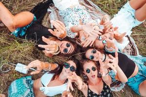 six filles allongées sur l'herbe photo