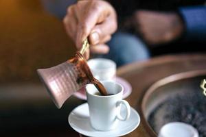 un homme fait du café turc photo