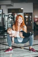 jeune mère avec son jeune fils dans la salle de gym photo