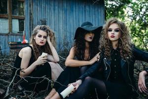 trois femmes vintage comme sorcières photo