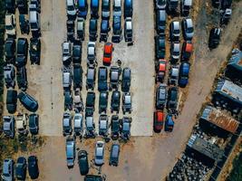 vue aérienne de la grande décharge de voitures photo