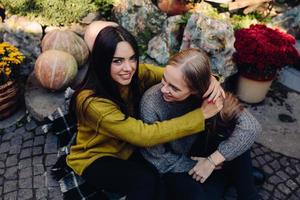 filles de la mode posant dans la rue photo