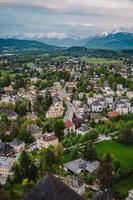 vue aérienne en perspective sur la ville touristique de la vallée photo