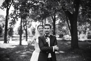 couple de mariés dans le parc photo