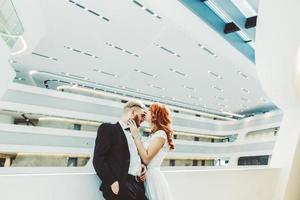 couple de mariés dans un bâtiment futuriste photo