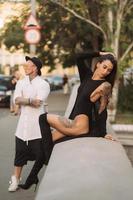 un jeune couple d'amoureux sexy pose devant un appareil photo dans la rue