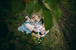 famille heureuse sur la pelouse du parc photo