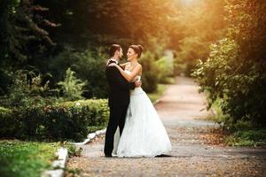 beau couple de mariage posant photo