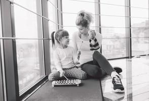 mère et fille jouant avec des jouets dans la salle de gym photo