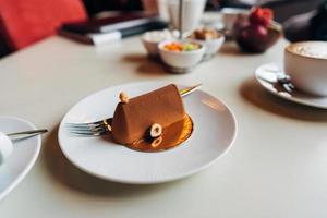 gâteau au chocolat sur une assiette photo