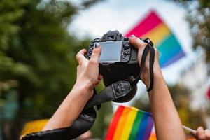 le correspondant prend une photo pendant le défilé de la fierté gay