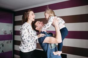 maman, papa et petite fille s'amusent ensemble photo