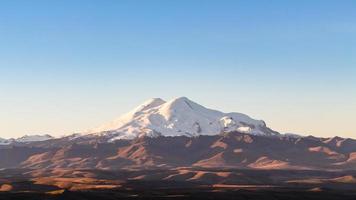 mont elbrouz depuis le plateau de bermamyt au lever du soleil photo