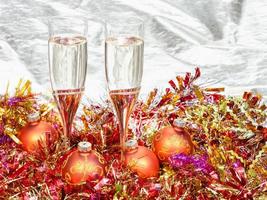 verres de champagne avec des décorations de noël dorées photo