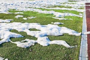 congères sur le terrain de soccer extérieur photo