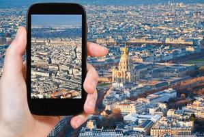 touriste prenant une photo du panorama de paris