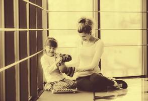 mère et fille jouant avec des jouets dans la salle de gym photo