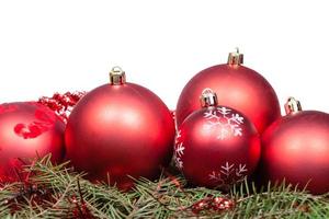 boules de noël rouges sur une branche d'épinette verte photo