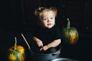 petite fille jouant dans une sorcière photo