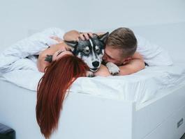 jeune couple adulte allongé sur le lit photo