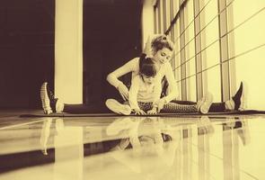 mère et fille faisant du yoga dans la salle de gym photo