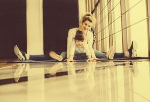 charmante famille passe du temps dans la salle de gym photo