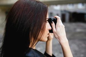 belle femme photographe posant avec appareil photo