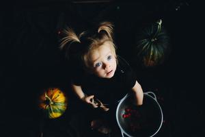 petite fille jouant dans une sorcière photo