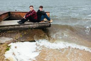 deux amis se détendre sur la jetée. photo