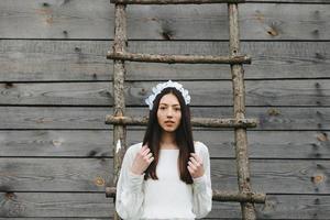 jolie fille près d'une maison en bois photo