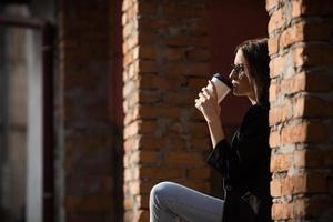 belle fille dans des verres avec du café photo