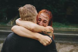 beau couple s'embrassant sous la pluie photo