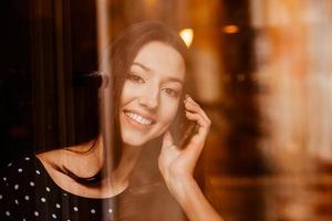 belle fille parlant au téléphone et souriant. effet tonifiant instagram photo