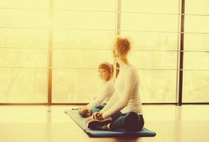 deux filles d'âges différents faisant du yoga photo